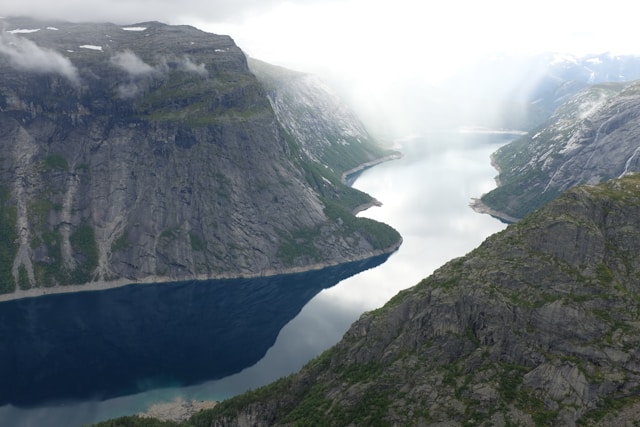 Fjords et montagnes